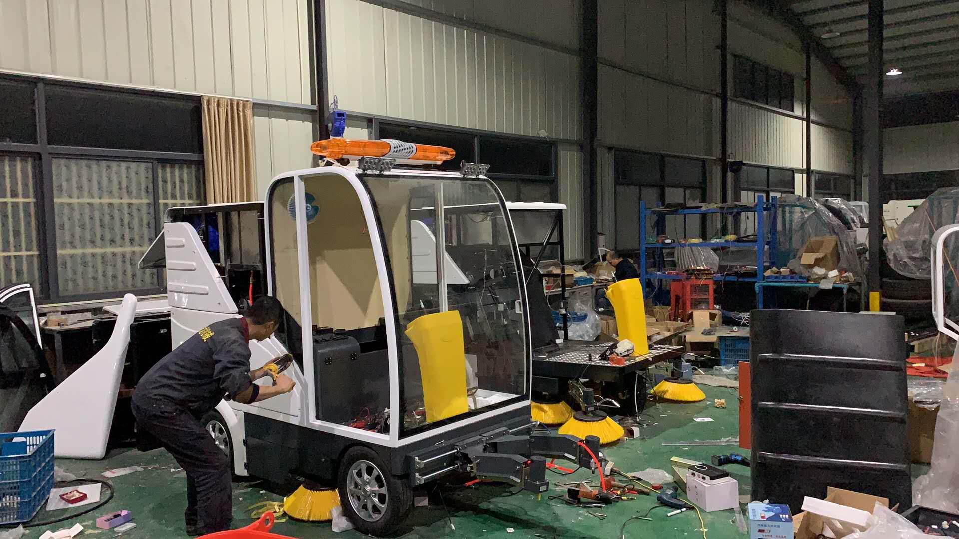 洁士AM2500TM电动四轮全封闭驾驶式扫地车/四轮全封闭驾驶式夜色直播APP安卓下载/四轮全封闭驾驶式清扫车/四轮全封闭驾驶式清扫机/四轮全封闭驾驶式扫路机/四轮全封闭驾驶式扫路车