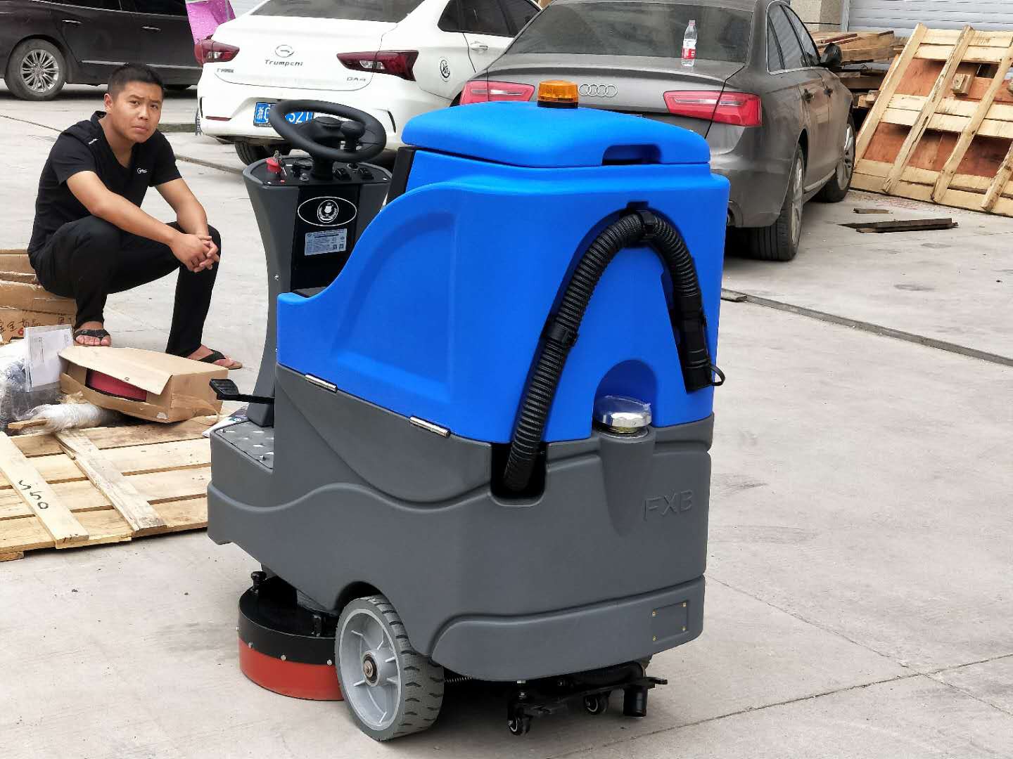 洁士M5B电动双刷驾驶式夜色直播APP盒子下载/电动双刷驾驶式洗地吸干机